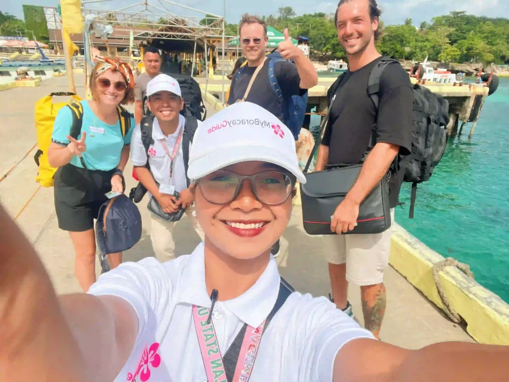 students of Aklan State University together with guests poses for a selfie