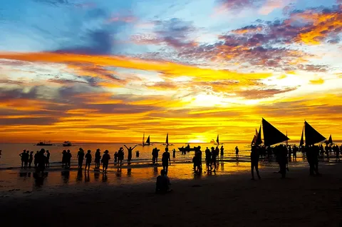 Boracay Sunset Sips: Best Beach Bars & Cocktails