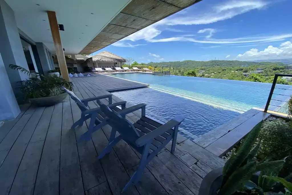 Infinity pool and sea view