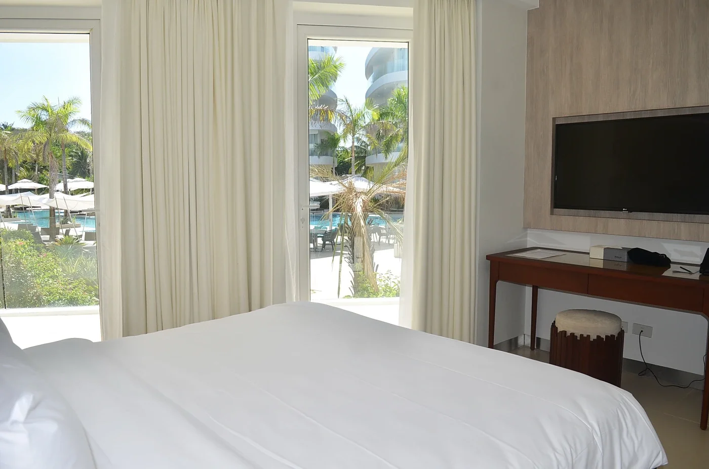 Premier Suite One Bedroom Pool View with Bathtub