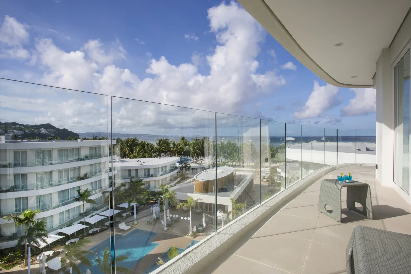 Premier Suite One Bedroom Pool View with Bathtub