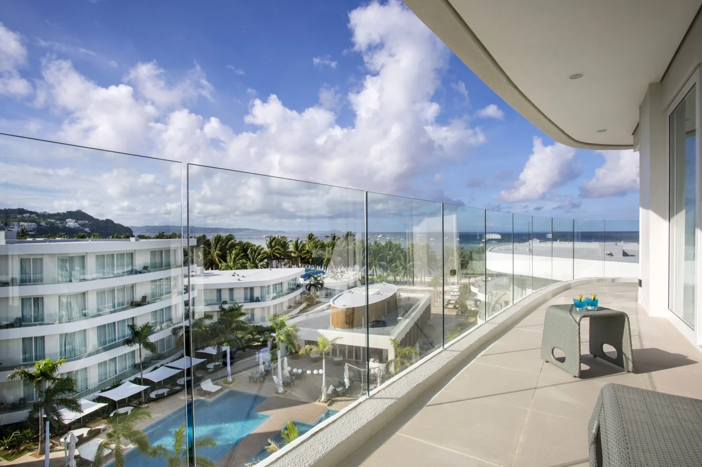 Premier Suite One Bedroom Pool View with Bathtub