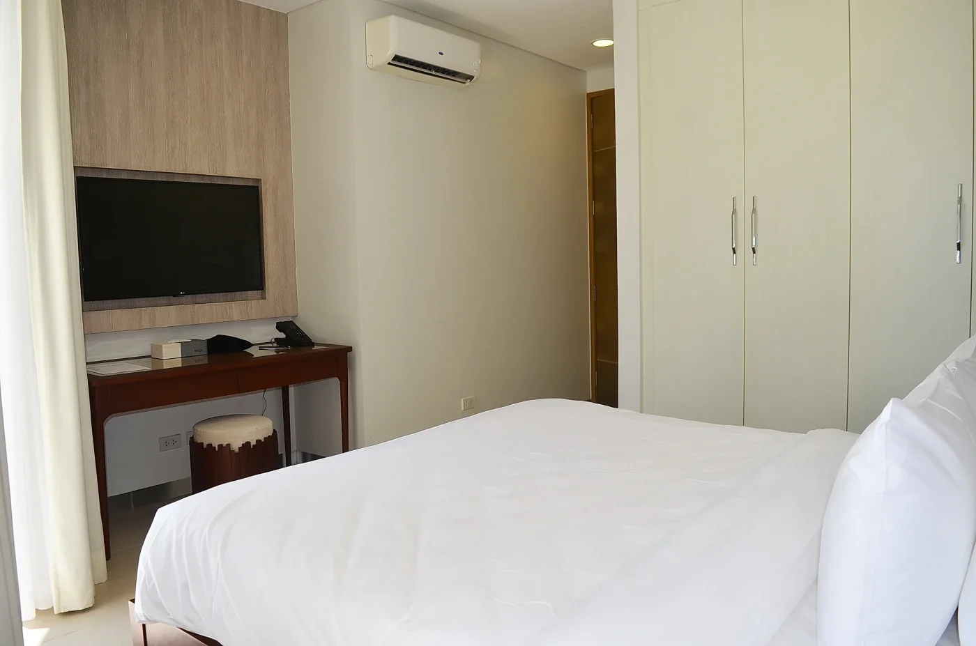 Premier Suite One Bedroom Pool View with Bathtub