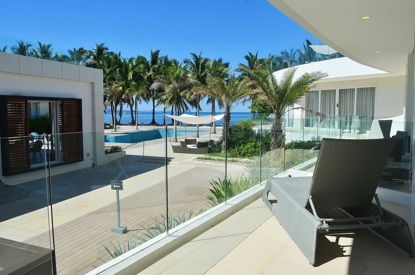 Premier Suite One Bedroom Pool View with Bathtub