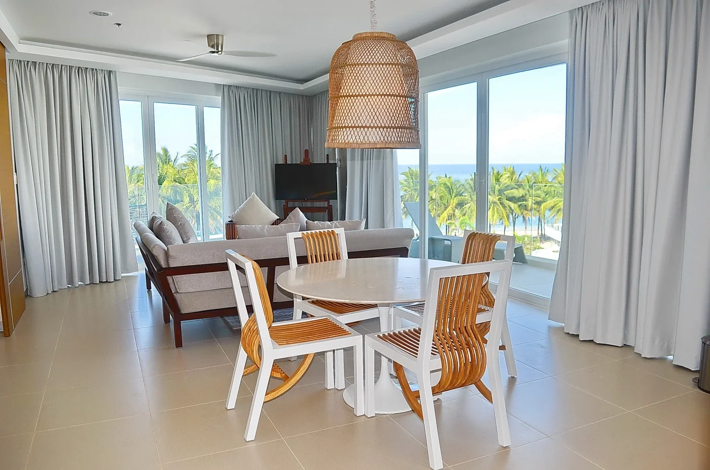 Premier Suite One Bedroom Pool View with Bathtub