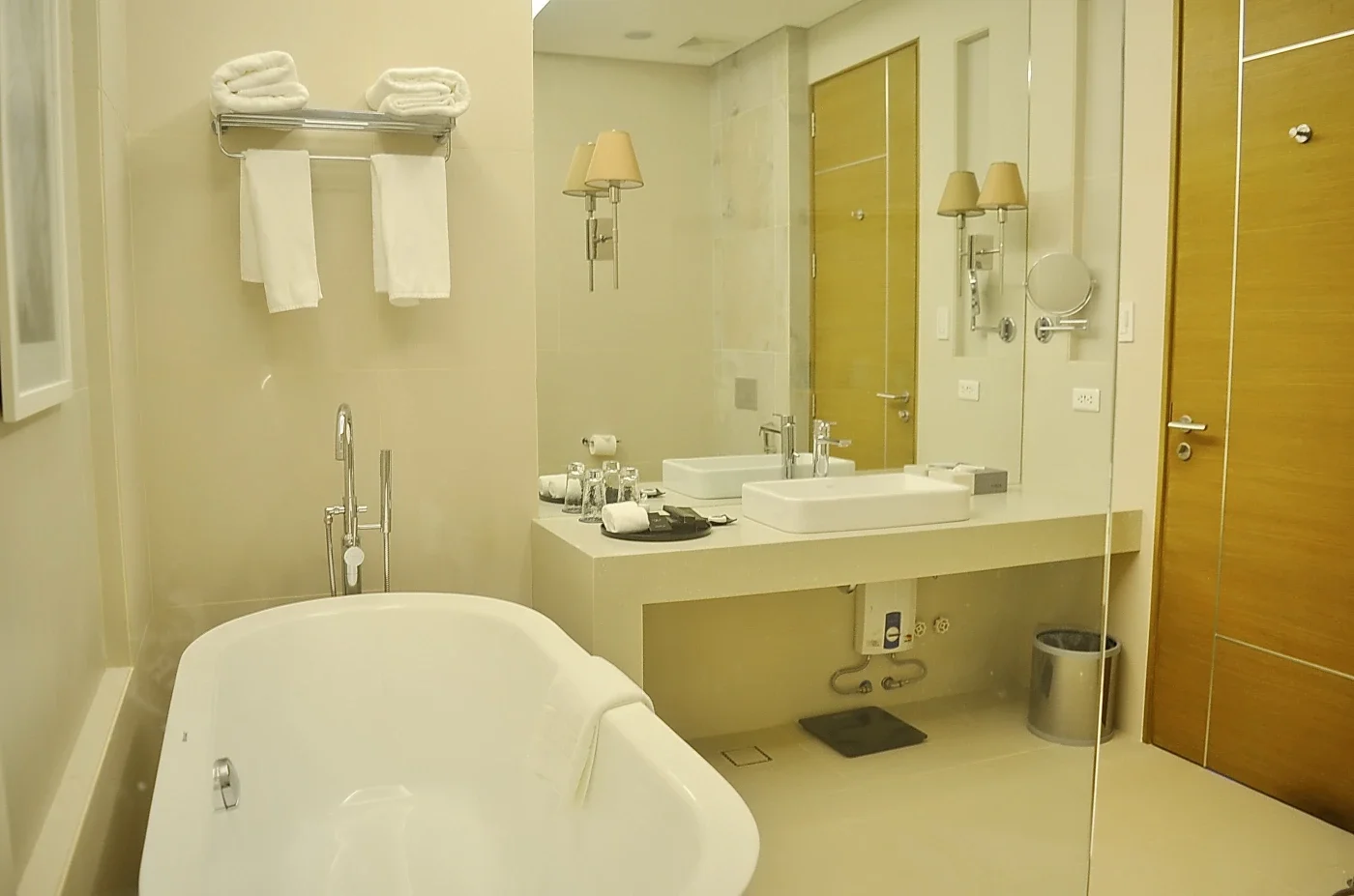 Premier Suite One Bedroom Pool View with Bathtub