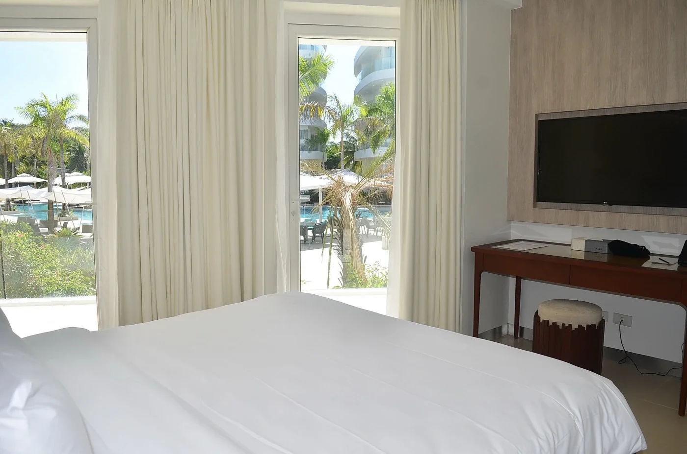 Premier Suite One Bedroom Pool View with Bathtub