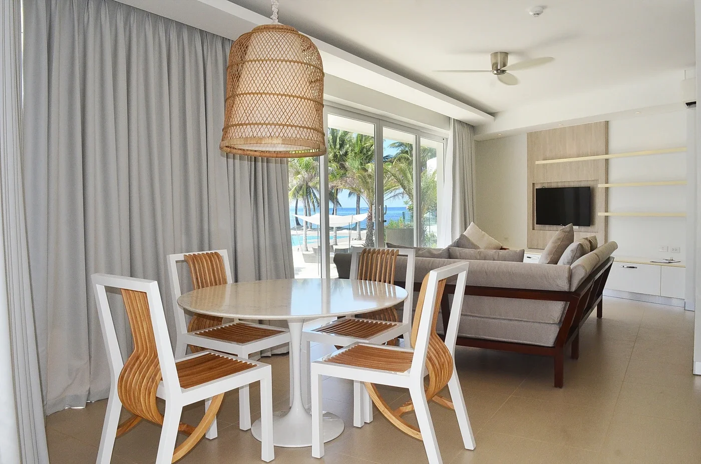 Premier Suite One Bedroom Pool View with Bathtub