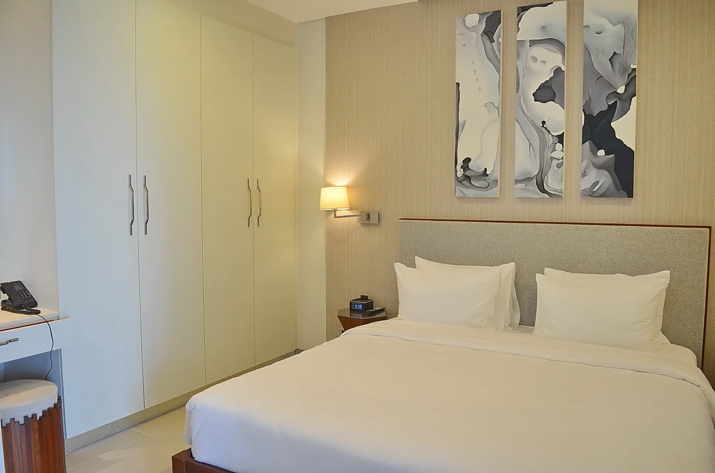 Premier Suite One Bedroom Pool View with Bathtub