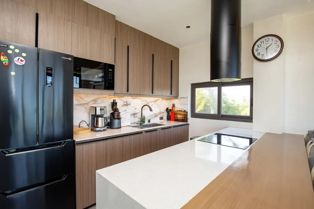 Fully equipped kitchen with French-door fridge