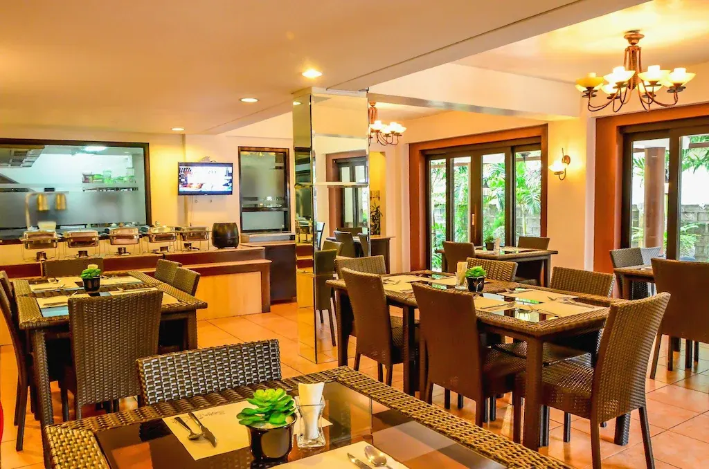 White House Beach Resort, Balabag, Boracay — Photo 7