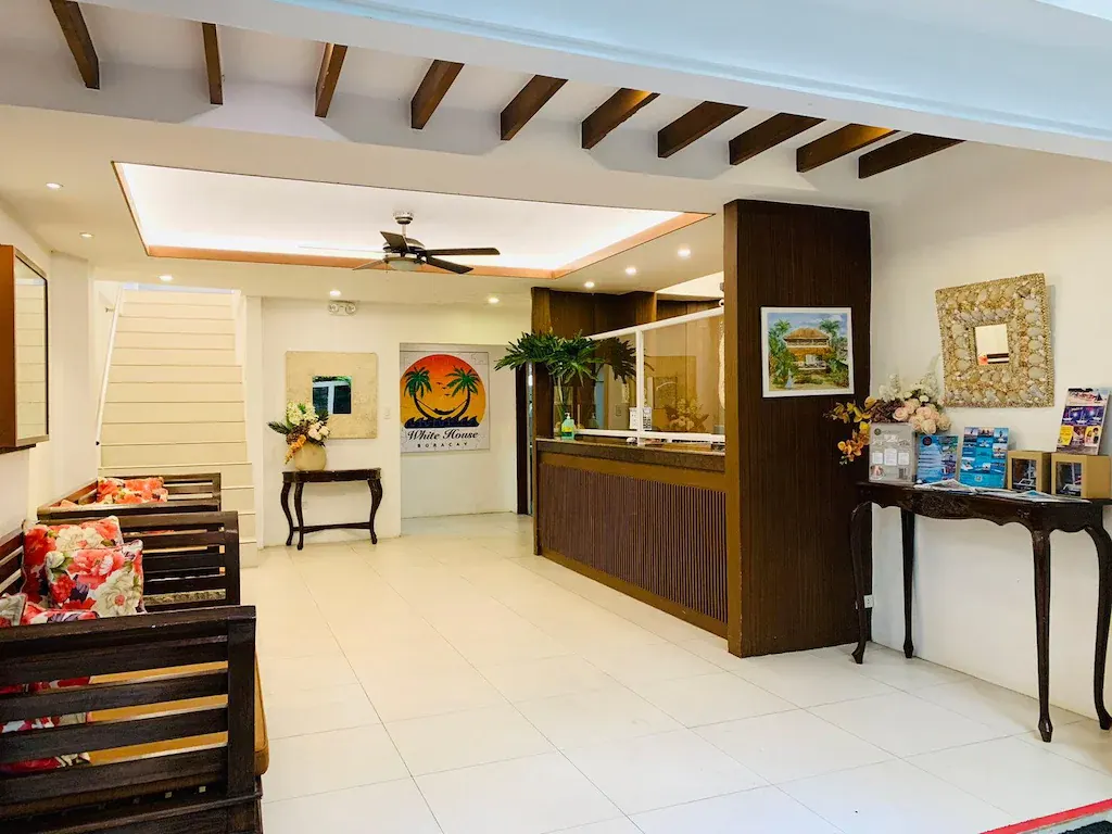 White House Beach Resort, Balabag, Boracay — Photo 11