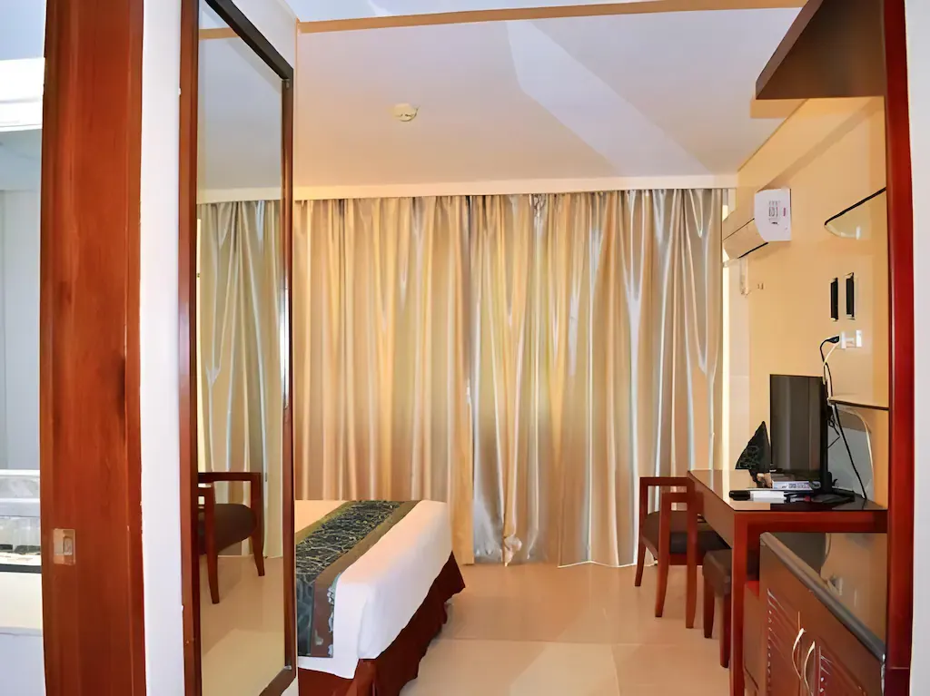 Deluxe Room King at Golden Phoenix Hotel Boracay, Boracay