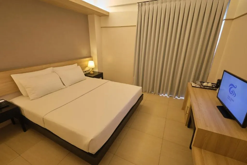 Deluxe Queen Room at The Tides Hotel Boracay, Boracay