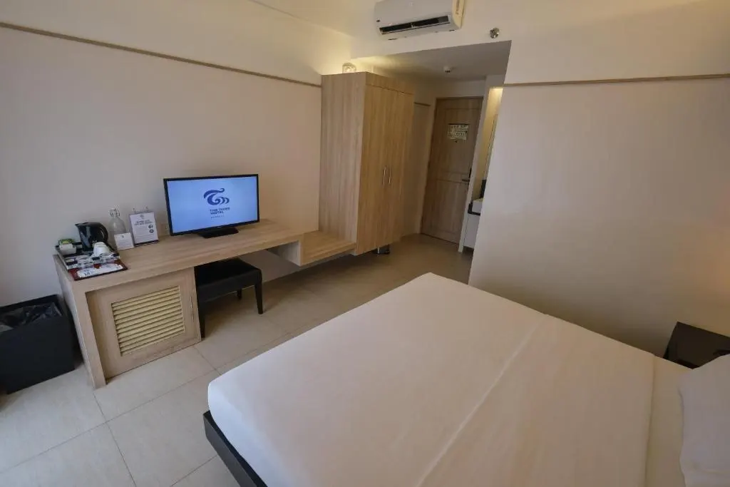 Deluxe Queen Room at The Tides Hotel Boracay, Boracay