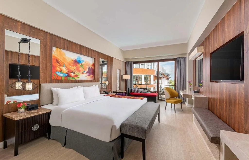 East Grand Deluxe Poolview King
