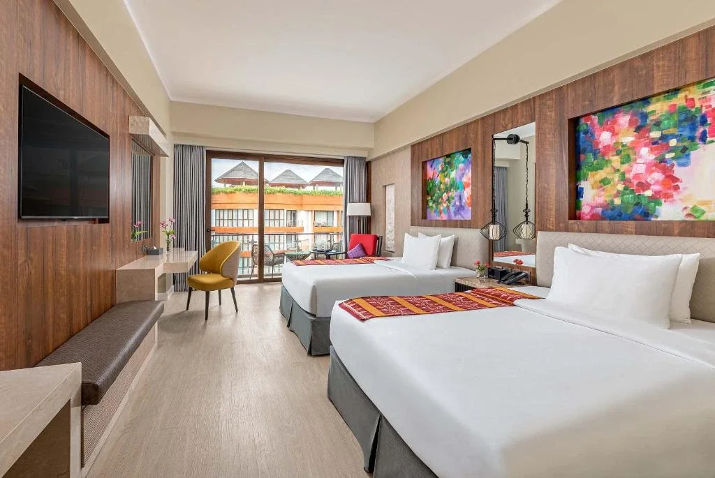 East Grand Deluxe Poolview Twin