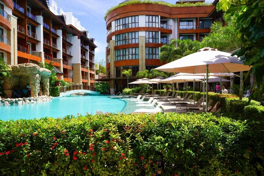 West Grand Deluxe Family Pool Access