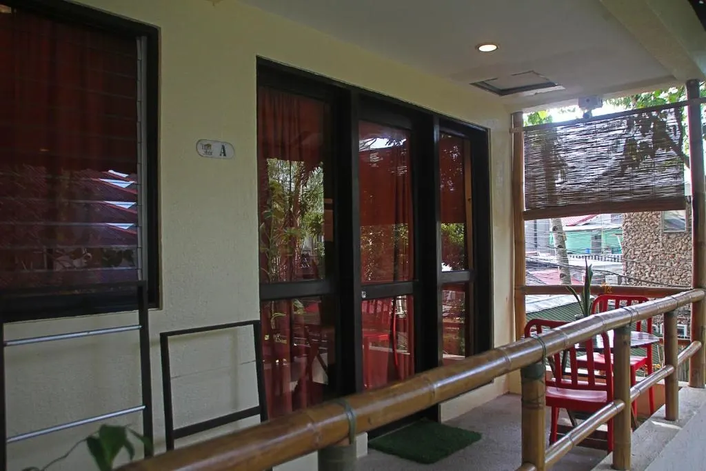 Mixed Dormitory Room at The Lazy Dog Bed & Breakfast, Balabag, Boracay