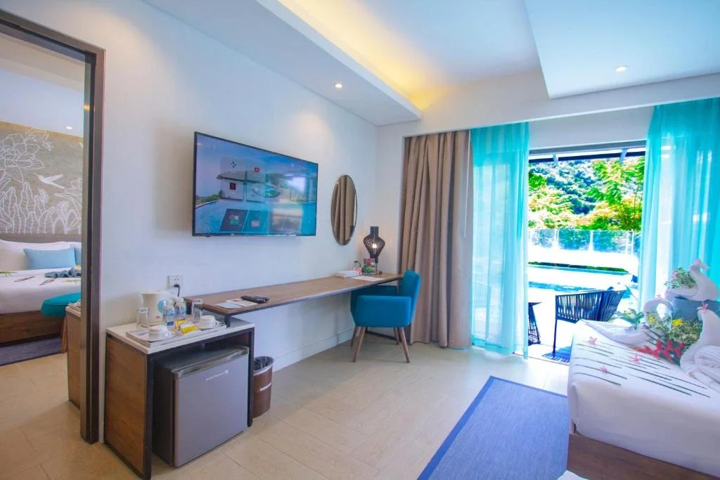 Premier Grand Connecting Room with Pool Access