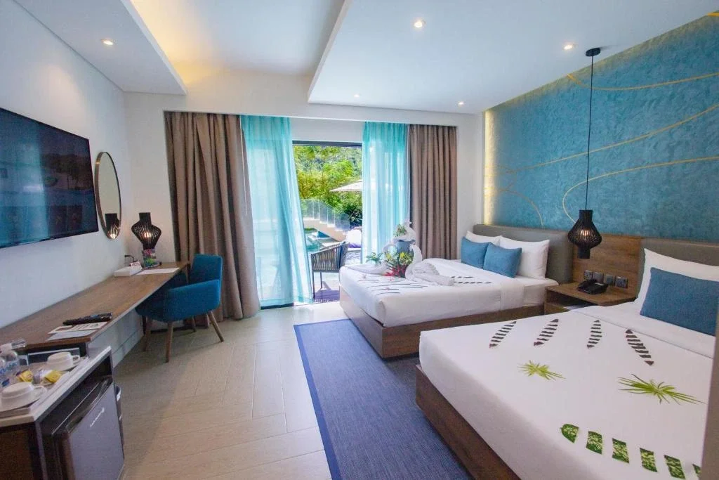 Premier Grand Connecting Room with Pool Access