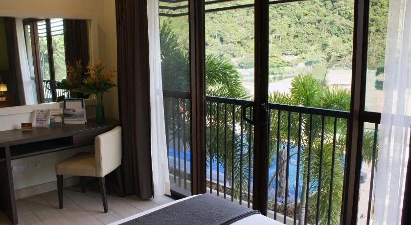 Laguna Pool View Connecting Room