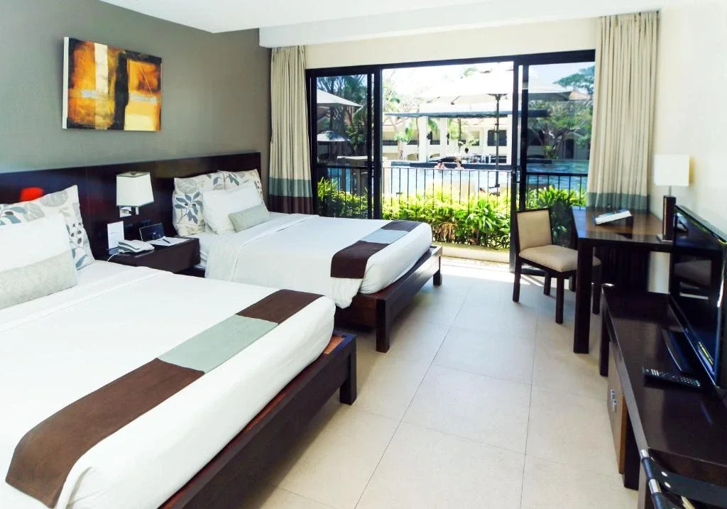 Premier Lucia Pool View