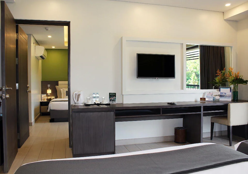 Laguna Pool View Connecting Room