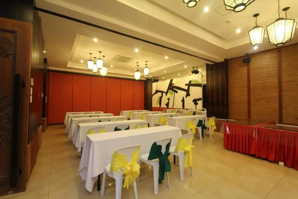 Crown Regency Beach Resort, Boracay — Photo 6